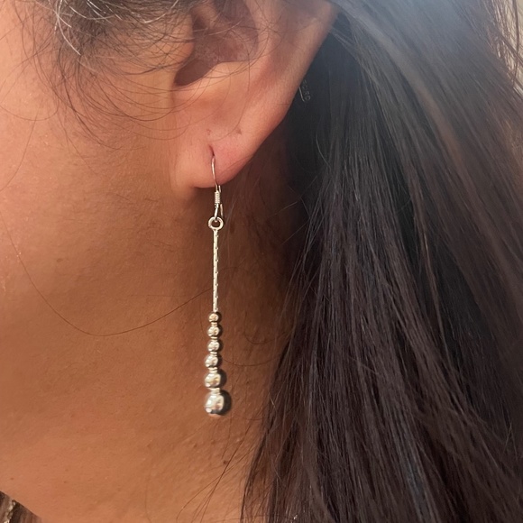 Silver droplet dangling earrings - Picture 5 of 5